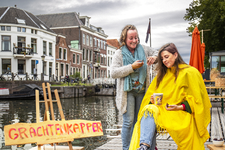 903845 Afbeelding van de grachtenkapper Marjolijn Duermeijer op de steiger langs de Stadsbuitengracht te Utrecht bij de ...